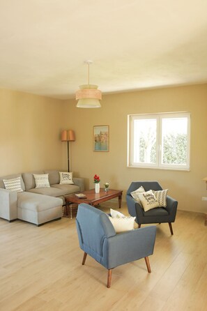 Möbel, Interior Design, Flooring, Fussboden, Wand, Holz, Couch, Zimmer, Wohnzimmer, Textil