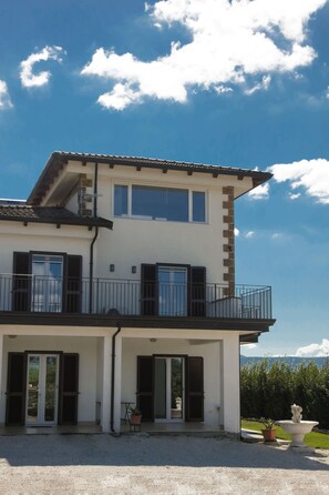 Zuhause, Wohngebiet, Haus, Fassade, Die Architektur, Balkon, Tür, Veranda, Estate, Villa
