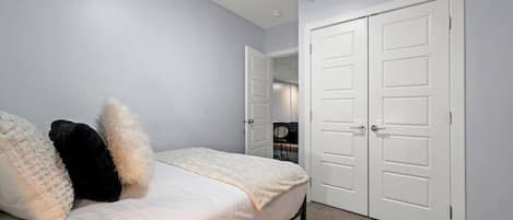 Unwind in comfort! With a plush double bed with pristine fresh linens, alongside a convenient closet to keep your belongings organized throughout your stay.