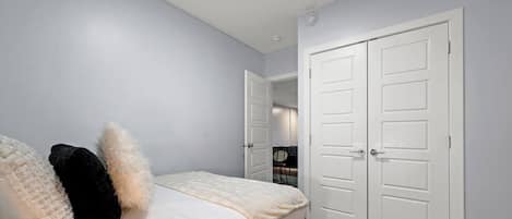 Unwind in comfort! With a plush double bed with pristine fresh linens, alongside a convenient closet to keep your belongings organized throughout your stay.