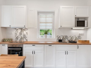 Küche, Countertop, Cabinetry, Küchengerät, Interior Design, Möbel, Holz, Zuhause, Flooring, Schrank
