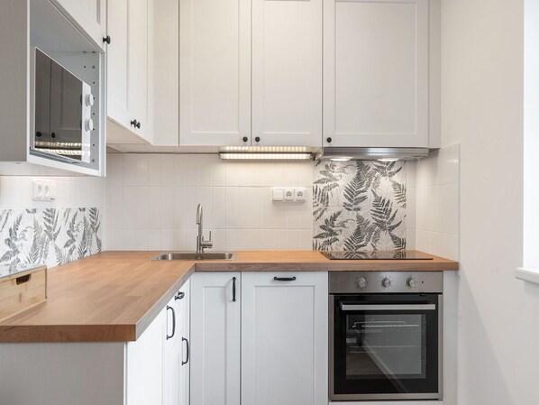 Küche, Countertop, Küchengerät, Cabinetry, Flooring, Major Appliance, Interior Design, Holz, Sinken, Armatur