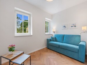 Interior Design, Flooring, Möbel, Fussboden, Wand, Couch, Holz, Decke, Zimmer, Wohnzimmer
