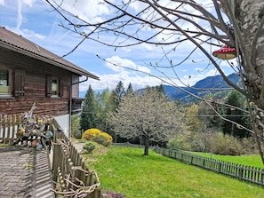 Maison, Arbuste, Chalet, Printemps, Pente, Jardin, Aménagement Paysager, Cour, Vallée, Clôture