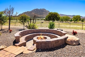 Gather ‘round the fire pit and soak in the stunning views of Granite Mountain—perfect for stargazing, storytelling, or roasting s’mores under the Arizona sky. 🌄🔥