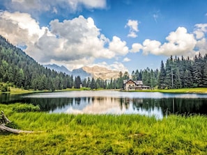 Water Resources, Water, Body Of Water, Nature, Tree, Natural Environment, Natural Landscape, Mountainous Landforms, Mountain, Bank