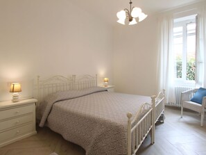Bett, Möbel, Bedding, Schlafzimmer, Interior Design, Bettdecke, Wand, Fussboden, Flooring, Decke