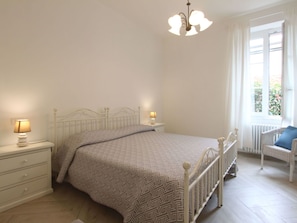 Bett, Möbel, Bedding, Schlafzimmer, Interior Design, Bettdecke, Wand, Fussboden, Flooring, Decke