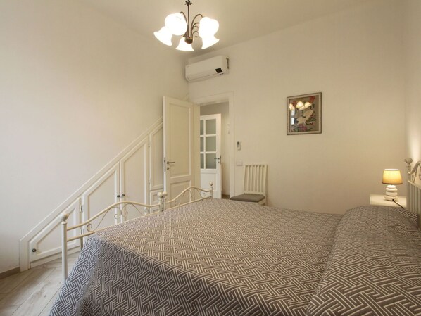 Interior Design, Bett, Schlafzimmer, Wand, Fussboden, Flooring, Möbel, Decke, Holz, Zimmer