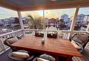 Screened-in-porch-outdoor-dining