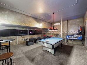 Action Packed Game Room with Xbox, Pool Table, Pinball Machine
and Arcade Games!