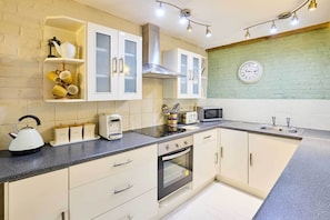 West Barn, Toftrees - Host & Stay