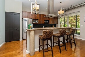 Pour, prep, repeat—this kitchen’s ready for anything!