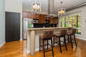 Pour, prep, repeat—this kitchen’s ready for anything!