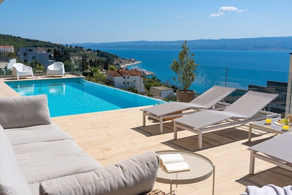 Ocean View Villa
3-bedroom villa with 28sqm heated infinity pool and a counter-current swimming program 