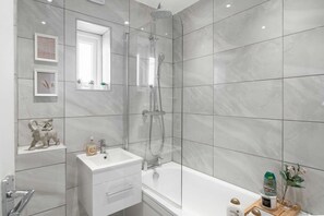 Modern bathroom suite with fresh towels and all hotel toiletries provided. 