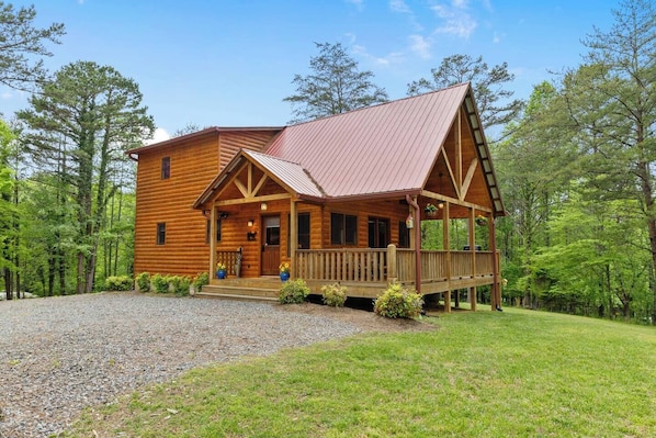 Gentle Ben's sits on nearly an acre of land surrounded by pine trees, with large open yard and ample parking.