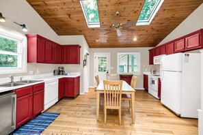 Charming cottage kitchen, fully stocked for all your cooking needs