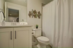 3 full bathrooms with toiletries.
