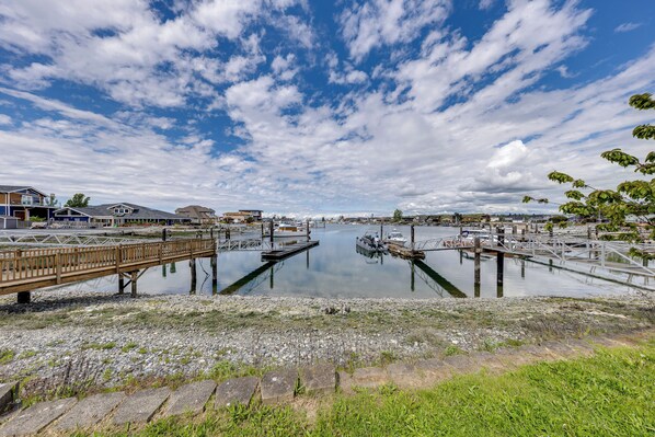 Ferndale Vacation Rental | 3BR | 2.5BA | Steps Required | 3,100 Sq Ft