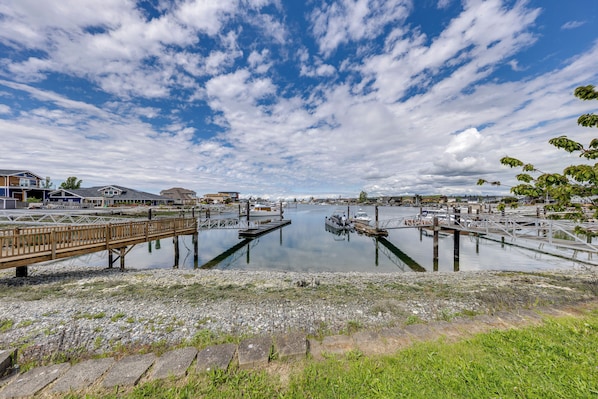 Ferndale Vacation Rental | 3BR | 2.5BA | Steps Required | 3,100 Sq Ft