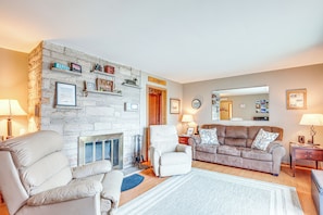 Living Room | Free WiFi | Smart TV | 1st Floor