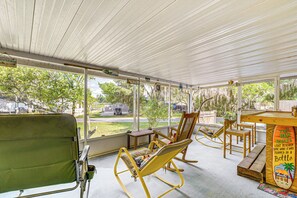 Screened Patio | Outdoor Bar