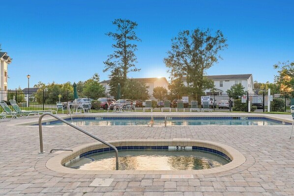 Beautiful Pool, & Relaxing Hot Tub