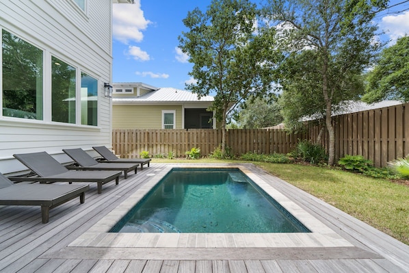 Sea More | Large Back Yard | Sun Loungers | Heated Pool | Gas Grill