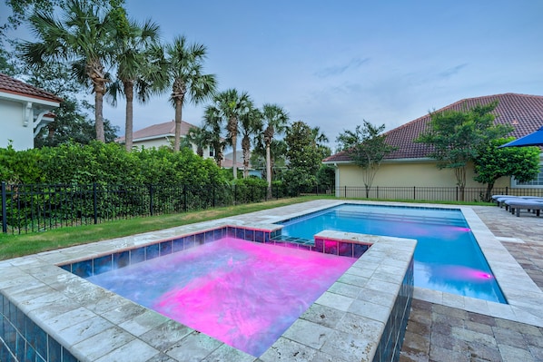 Dive into the pool and unwind in the spa! Access it through the sliding door from the dining area, and enjoy outdoor seating, an 8-seater table, and sun loungers! | White Sands, Paradise Isles, Destin | Voyax Luxury Vacation Rentals