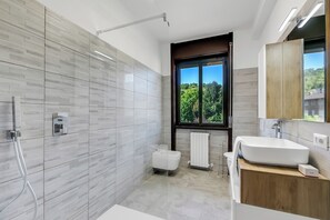 Salle de bain avec douche