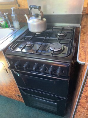 Cooker, grill and 4 ring hob
