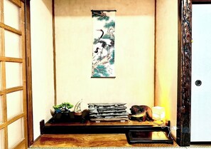 Please come and experience the relaxation of a Japanese-style room.