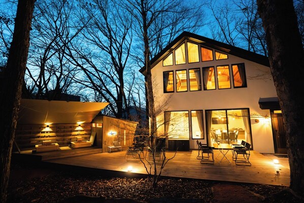 The lodge and wooden deck are where light and night blend together. There is also an open-air bath, sauna, and a space to relax after the sauna.
