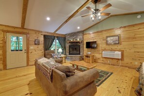 Living Room | King Bed | Queen Sleeper Sofa | 1st Floor | Free WiFi