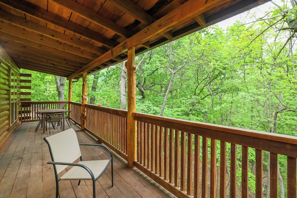 Eureka Springs Vacation Rental | 1BR | 2BA | 1,500 Sq Ft | Stairs Required