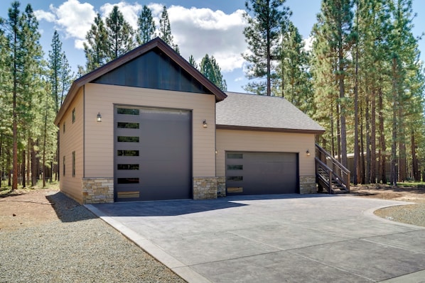 Portola Vacation Rental | Studio | 1BA | 260 Sq Ft | 17 Steps to Enter