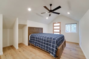 Studio | Queen Bed