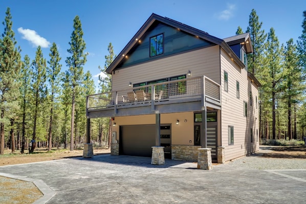 Portola Vacation Rental | 4BR | 3.5BA | 2,500 Sq Ft | 1 Step to Enter