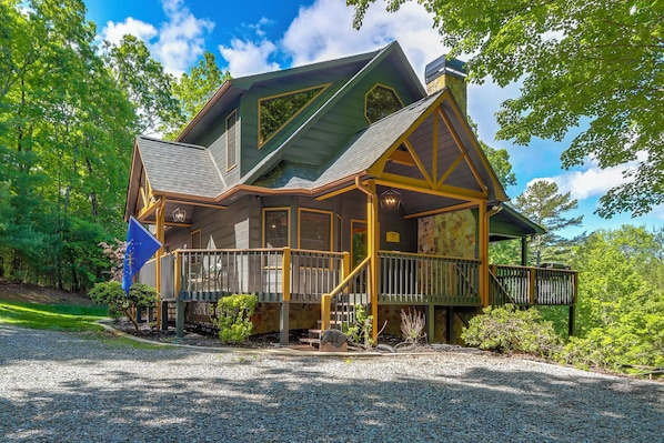 Mineral Bluff Vacation Rental | 3BR | 3.5BA | 2,500 Sq Ft | Stairs Required