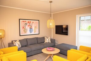 Sofa und Sessel im Wohnzimmer