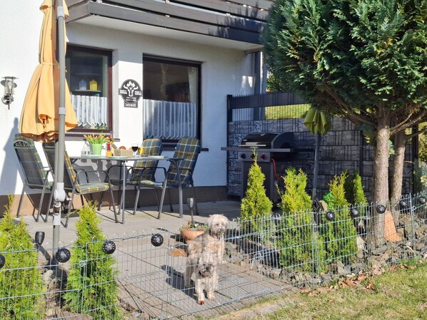 Große, eingezäunte Terrasse