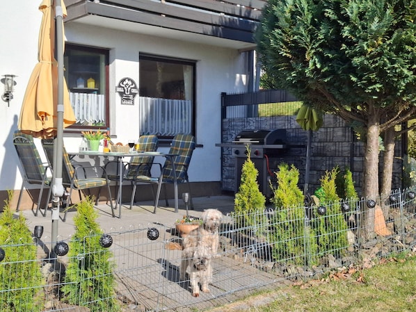 Große, eingezäunte Terrasse