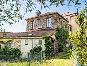 Building, Window, House, Facade, Home, Residential Area, Roof, Cottage, Estate, Chimney