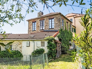 Building, Window, House, Facade, Home, Residential Area, Roof, Cottage, Estate, Chimney