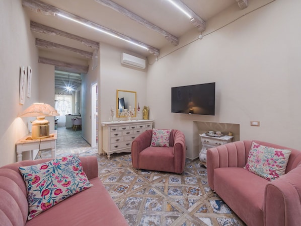 Möbel, Interior Design, Flooring, Wand, Couch, Fussboden, Zimmer, Decke, Wohnzimmer, Wohnung