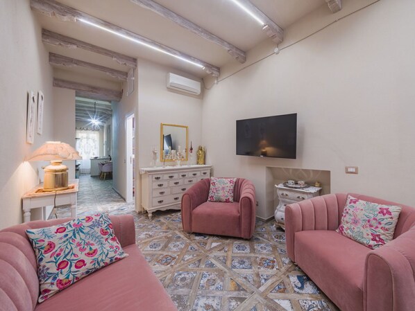 Möbel, Interior Design, Flooring, Wand, Couch, Fussboden, Zimmer, Decke, Wohnzimmer, Wohnung