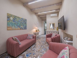 Möbel, Interior Design, Couch, Flooring, Wand, Fussboden, Wohnzimmer, Zimmer, Bilderrahmen, Wohnung