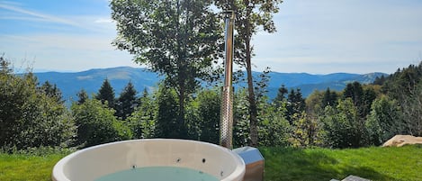 Outdoor spa tub