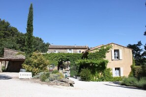 Entrée du mas du Domaine Faverot